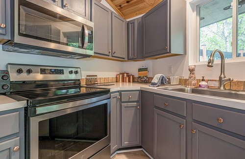 Dahlonega Cottage | Relaxing Forest Retreat with Fire Pit & ROKU Entertainment