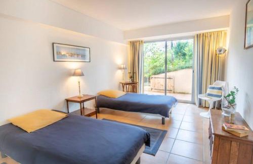 Pyla-sur-Mer Apartment | Relaxing Forest Flat with Terrace, Hot Tub & BBQ Near Beach