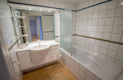 Pyla-sur-Mer Apartment | Relaxing Forest Flat with Terrace, Hot Tub & BBQ Near Beach