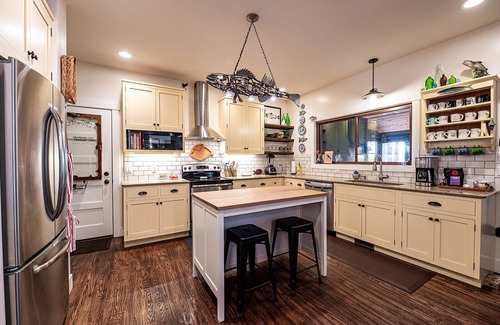 Williamsburg Cottage | Forest Haven - nA Spectacular Cottage Home on Antrim's Chain of Lakes