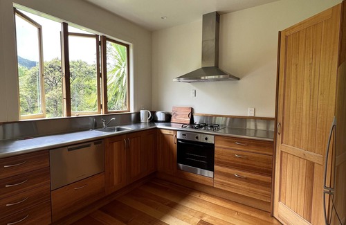 Coromandel House | Idyllic Forest Hideaway with Breakfast and Child-Friendly Amenities
