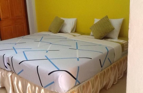 Khaem Son Hotel | Cozy Forest Hill Khao Kho: Poolside Retreat with Breakfast