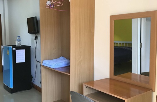Khaem Son Hotel | Cozy Forest Hill Khao Kho: Poolside Retreat with Breakfast