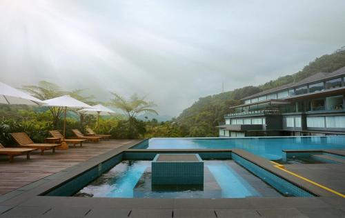 Pasirjambu Hotel | Discover Forest Hills Hotel: 4-Star Retreat with Pool & Hot Tub