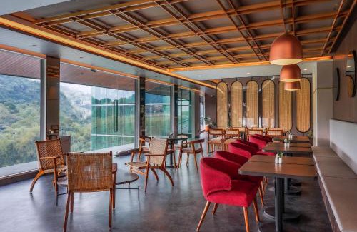 Pasirjambu Hotel | Discover Forest Hills Hotel: 4-Star Retreat with Pool & Hot Tub