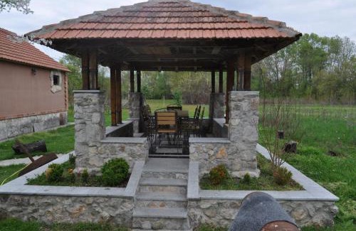 Cetinje Municipality House | Forest Home: Pet-Friendly Retreat with Ocean Views