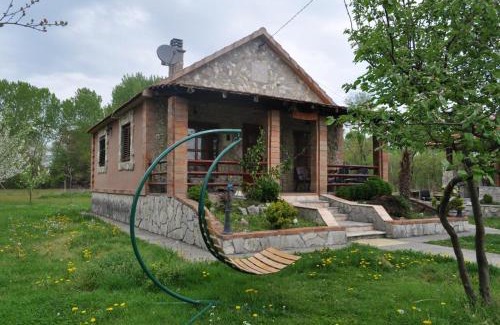 Cetinje Municipality House | Forest Home: Pet-Friendly Retreat with Ocean Views