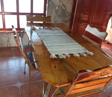 Cetinje Municipality House | Forest Home: Pet-Friendly Retreat with Ocean Views