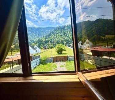 Likani Ski Chalet | Cozy Forest Hut: Perfect for Families and Pets
