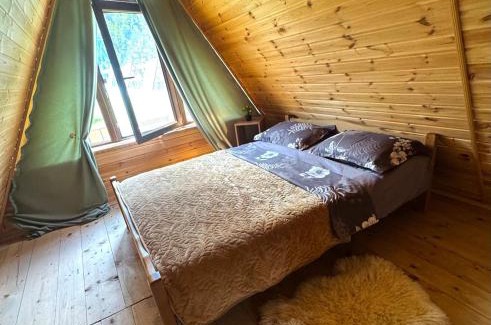 Likani Ski Chalet | Cozy Forest Hut: Perfect for Families and Pets