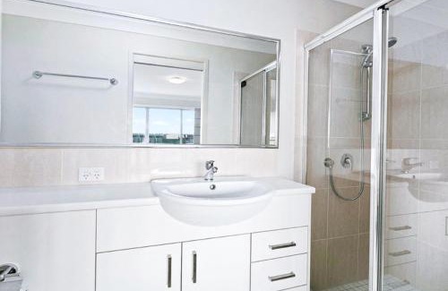 Forest Lake Apartment | Forest Lake: Your Ideal 4-Star Retreat with Pool Access