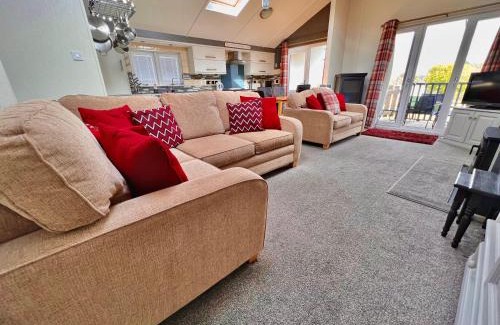 Rhyd-y-clafdy Resort | Inviting Forest Lodge 18 at Hafan Y Mor – Pet Friendly Retreat