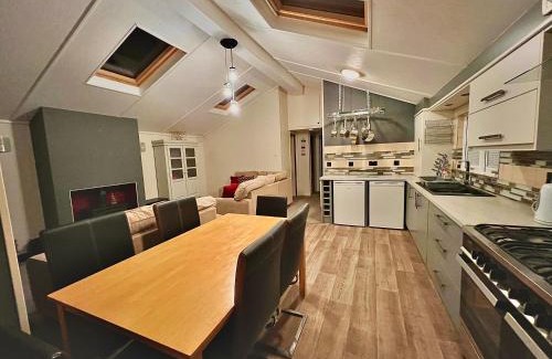 Rhyd-y-clafdy Resort | Inviting Forest Lodge 18 at Hafan Y Mor – Pet Friendly Retreat