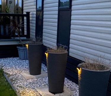 New Forest District House | Cozy Forest Lodge: 5-Star Getaway with Pool & Family Fun