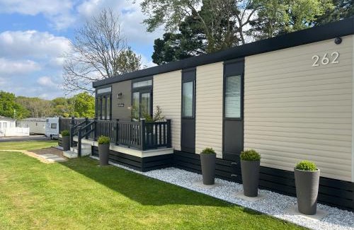 New Forest District House | Cozy Forest Lodge: 5-Star Getaway with Pool & Family Fun