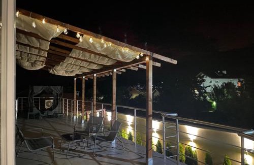 Sapareva Banya House | Forest Oasis: Guest-Rated Retreat with Hot Tub & Fireplace