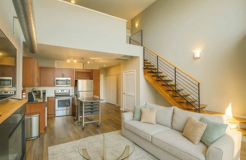 DeBaliviere Place Apartment | Forest Park Skyline Retreat with Balcony, Pool & Parking