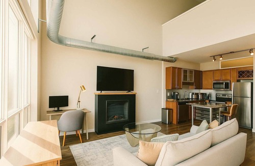 DeBaliviere Place Apartment | Forest Park Skyline Retreat with Balcony, Pool & Parking
