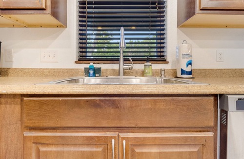 Blanco House | Relaxing Forest Retreat - Houston House with Spa & Kitchen