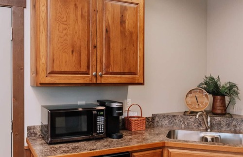 Dundee Cabin | Forest Stream Suite: Top-Rated Stay with Pool & Restaurant