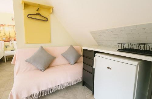 London Borough of Bromley Apartment | Cozy Forest Studio Apartment with Gated Parking & Garden