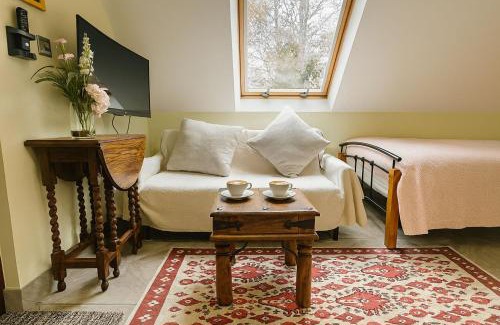 London Borough of Bromley Apartment | Cozy Forest Studio Apartment with Gated Parking & Garden