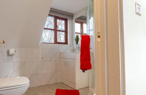 London Borough of Bromley Apartment | Cozy Forest Studio Apartment with Gated Parking & Garden
