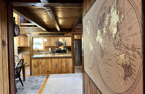 Middletown Cabin | Forest Tree Log Cabin: Pet-Friendly Retreat Near Attractions
