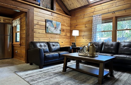 Middletown Cabin | Forest Tree Log Cabin: Pet-Friendly Retreat Near Attractions
