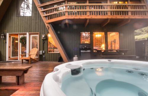 Glacier House | Discover the Forest View Chalet with Hot Tub Amenities
