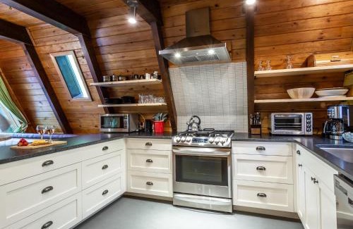 Glacier House | Discover the Forest View Chalet with Hot Tub Amenities