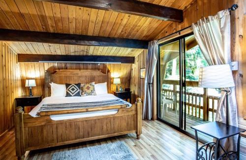 Glacier House | Discover the Forest View Chalet with Hot Tub Amenities