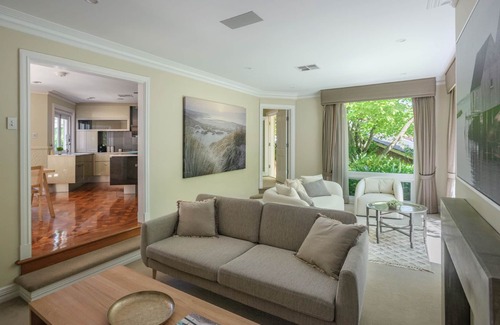 Stirling House | Forest View House: Pet-Friendly Retreat with Breakfast Included