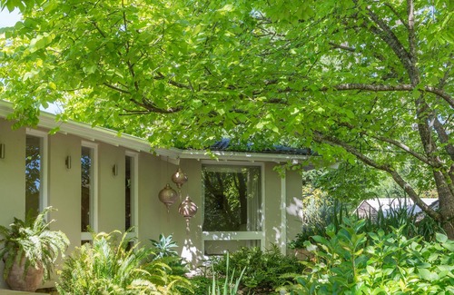 Stirling House | Forest View House: Pet-Friendly Retreat with Breakfast Included