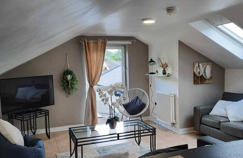 Rostrevor House | Forest View: Impeccable Two-Bedroom Retreat with Oceanfront