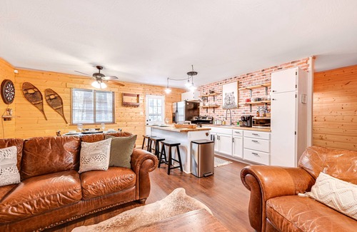 Strawberry Cabin | Inviting Cabin in Pine with Breathtaking Forest Views
