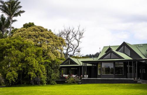 Paihia Bed & Breakfast | Discover Forest Waters: Family-Friendly Retreat with Hot Tub