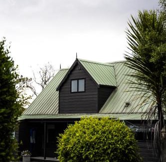 Paihia Bed & Breakfast | Discover Forest Waters: Family-Friendly Retreat with Hot Tub