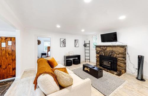 Canadensis House | Experience Nature at Forestside Lodge - Pet & Child Friendly