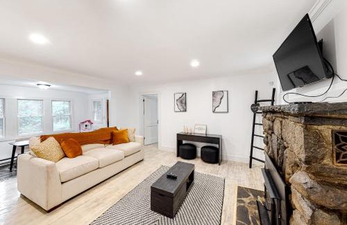 Canadensis House | Experience Nature at Forestside Lodge - Pet & Child Friendly
