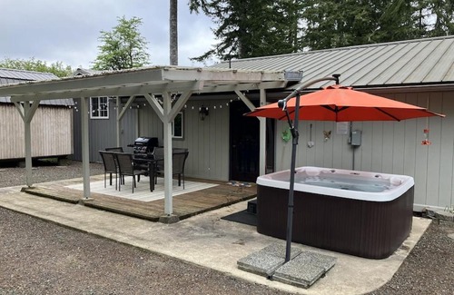 Forks House | Forks Fir House: Pet-Friendly Retreat with High Guest Ratings