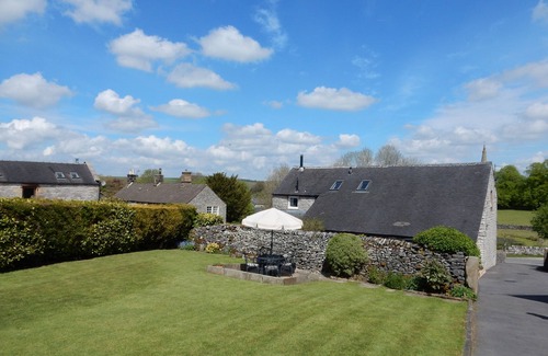 Monyash Cottage | Idyllic Former Coach House: A Cozy Holiday Cottage Retreat