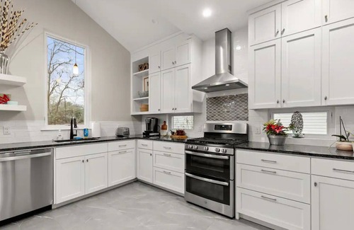 Zilker House | Stay in a Historic Home of SXSW Director - Sleeps 5!