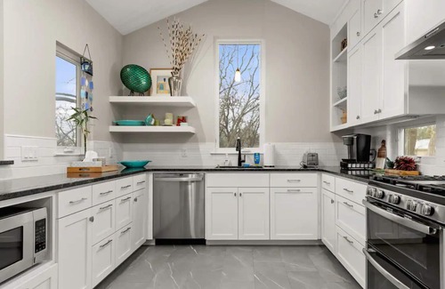 Zilker House | Stay in a Historic Home of SXSW Director - Sleeps 5!