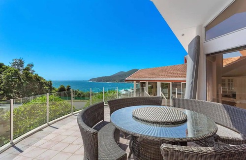Forster House | Beachfront Getaway at Jewel of the Sea with Pool & Spa
