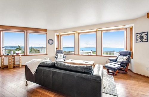 Coupeville House | Oceanfront Fort Casey Coastline: A 4-Star Family Retreat