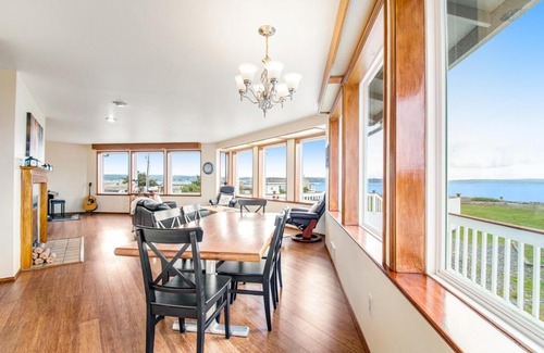Coupeville House | Oceanfront Fort Casey Coastline: A 4-Star Family Retreat