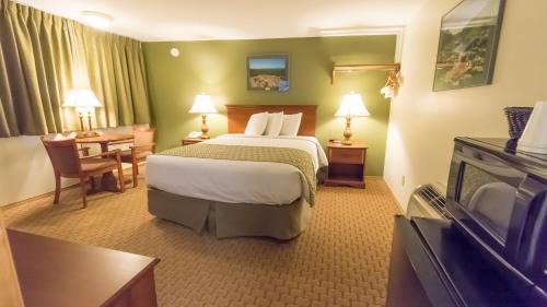 Pilot Knob Hotel | Oceanfront Oasis: Fort Davidson Hotel with Pool & Views