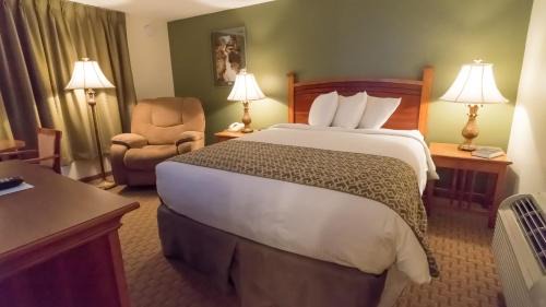 Pilot Knob Hotel | Oceanfront Oasis: Fort Davidson Hotel with Pool & Views