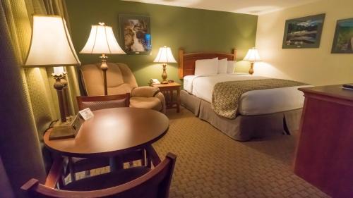 Pilot Knob Hotel | Oceanfront Oasis: Fort Davidson Hotel with Pool & Views